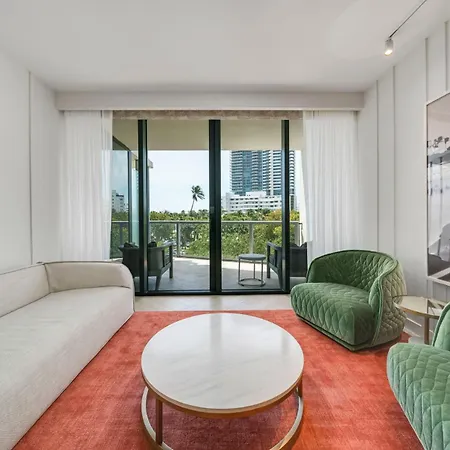 South Beach Stunning Studio